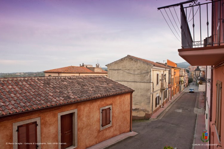 Enge Gassen, aus Granit gebaute Häuser. Typisch in Luogosanto.